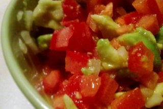 Receta de ensalada de tomate y aguacate