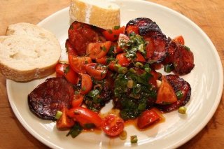 Receta de ensalada de tomate y chorizo