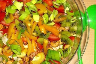 Receta de ensalada de naranja, kiwi, tomate, pimiento y cebolleta