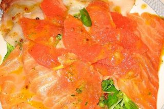 Receta de ensalada templada de salmón, atún, pomelo y canónigos