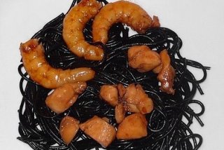 Receta de espaguetis al nero di seppia, con pollo y langostinos