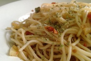 Receta de espaguetis con aceitunas y ajo