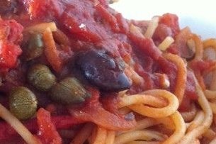 Receta de espaguetis con aceitunas y alcaparras