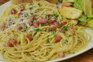 Receta de espaguetis con bacón crujiente