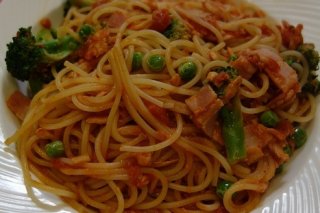 Receta de espaguetis con brócoli y guisantes