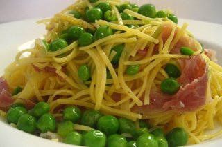 Receta de espaguetis con guisantes y bacón