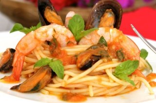 Receta de espaguetis con langostinos y mejillones