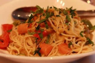 Receta de espaguetis con salmón y tomate