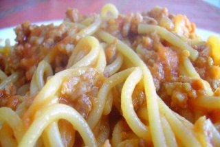 Receta de espaguetis con tocino y carne picada