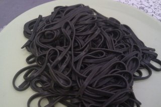 Receta de espaguetis negros con gulas
