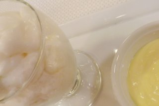 Receta de espuma de limón con salsa de flan de albahaca