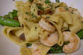 Receta de fetuccini con gambas y espárragos verdes