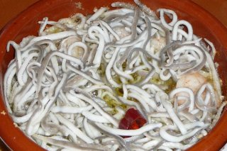 Receta de gulas al ajillo con guindilla