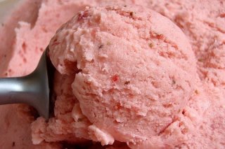 Receta de helado de fresa y albahaca