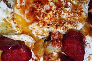 Receta de huevos con patatas y chorizo