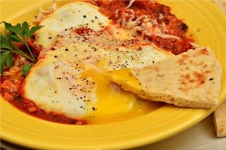 Receta de huevos escalfados con tomate