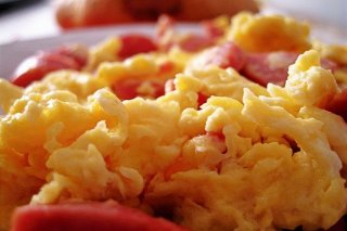 Receta de huevos revueltos con salchichas y queso