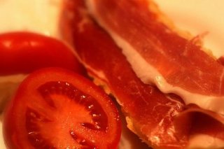Receta de jamón serrano con salsa de tomate