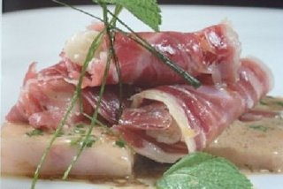 Receta de papada guisada con rollitos de jamón ibérico y queso torta