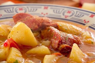 Receta de patatas con costillas adobadas