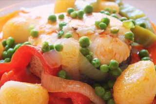 Receta de pescadilla con verduras salteadas