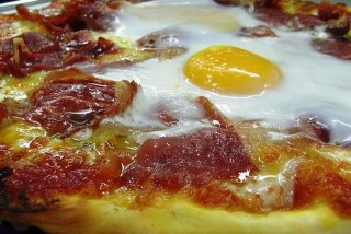 Receta de pizza con huevo