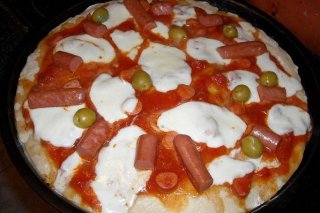 Receta de pizza con salchichas y aceitunas