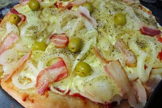 Receta de pizza de cebolla y bacón