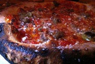 Receta de pizza de champiñones con tomate
