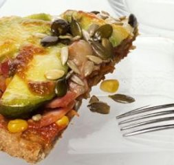 Receta de pizza de verduras, aguacates y jamón