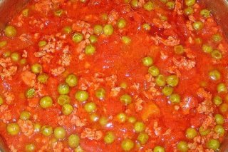 Receta de salchichas con tomate y guisantes