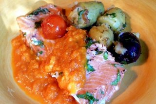 Receta de salmón con salsa de tomate y ajo