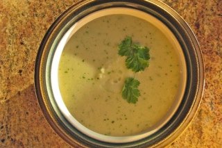 Receta de sopa de pepinos con nueces