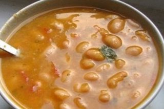 Receta de sopa de tomate con alubias y pesto