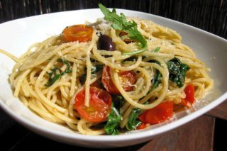 Receta de spaghetti con anchoas, tomatitos y rúcula