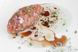 Receta de tartar de trucha con aceite de sésamo y salsa de soja