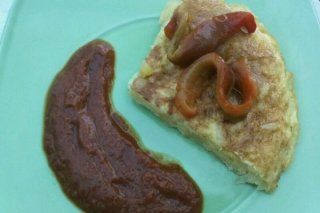 Receta de tortilla de patata con pimientos y tomate