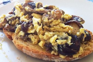 Receta de tosta con revuelto de setas