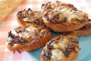 Receta de tostas de cebolla caramelizada y queso