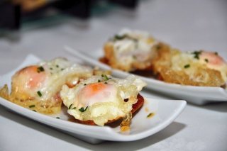 Receta de tostas de pisto con alubias y huevos de codorniz