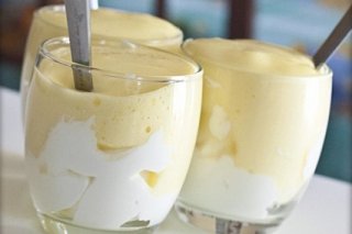Receta de yogur griego con espuma de mango
