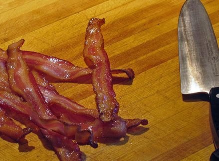 Cómo cortar el tocino en tiras finas