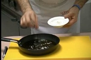 Evitar que el aceite salte al freír huevos